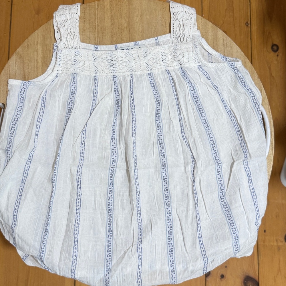 💙Arizona Jean Company Lace Trim Top in White and Blue